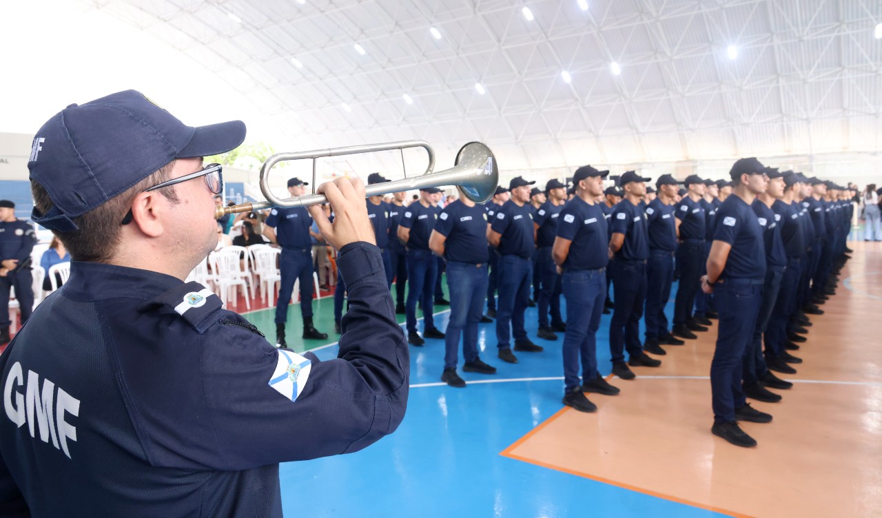 guardas municipais perfilados durante a solenidade de formatura da turma